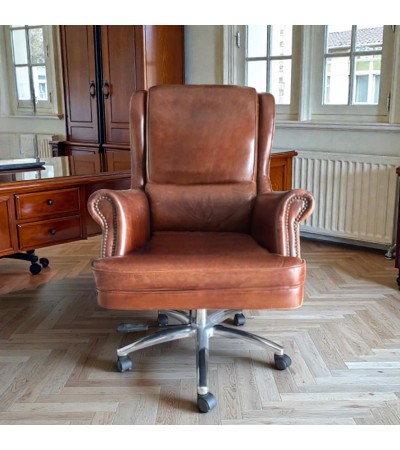 Fauteuil de bureau Atticus en cuir vintage marron et métal dans un espace de travail au style industriel