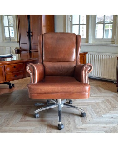 Fauteuil de bureau Atticus en cuir vintage marron et métal dans un espace de travail au style industriel