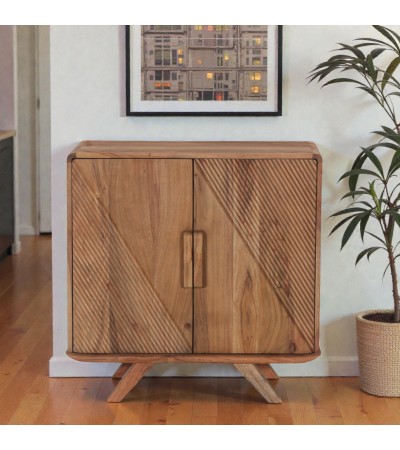 Buffet en bois massif Neela dans un intérieur moderne avec décoration naturelle