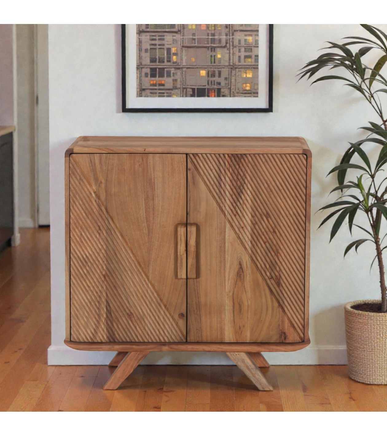 Buffet en bois massif Neela dans un intérieur moderne avec décoration naturelle