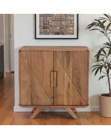 Buffet en bois massif Neela dans un intérieur moderne avec décoration naturelle