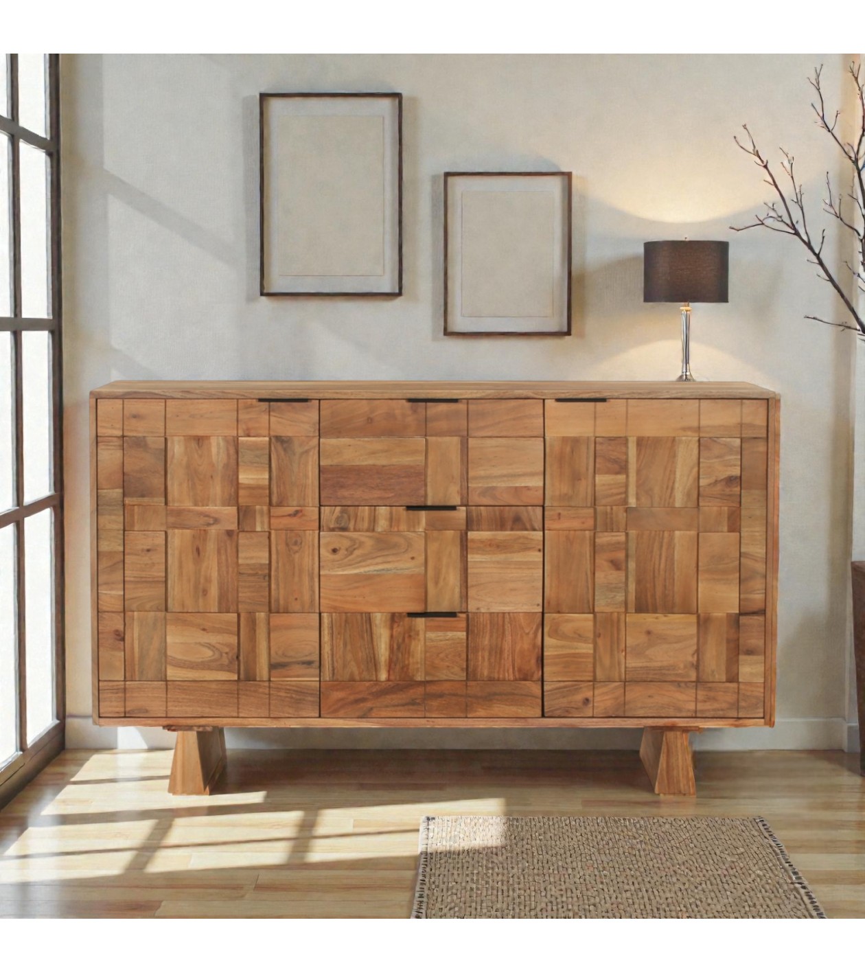 Commode Yamini en bois massif dans un salon moderne et lumineux