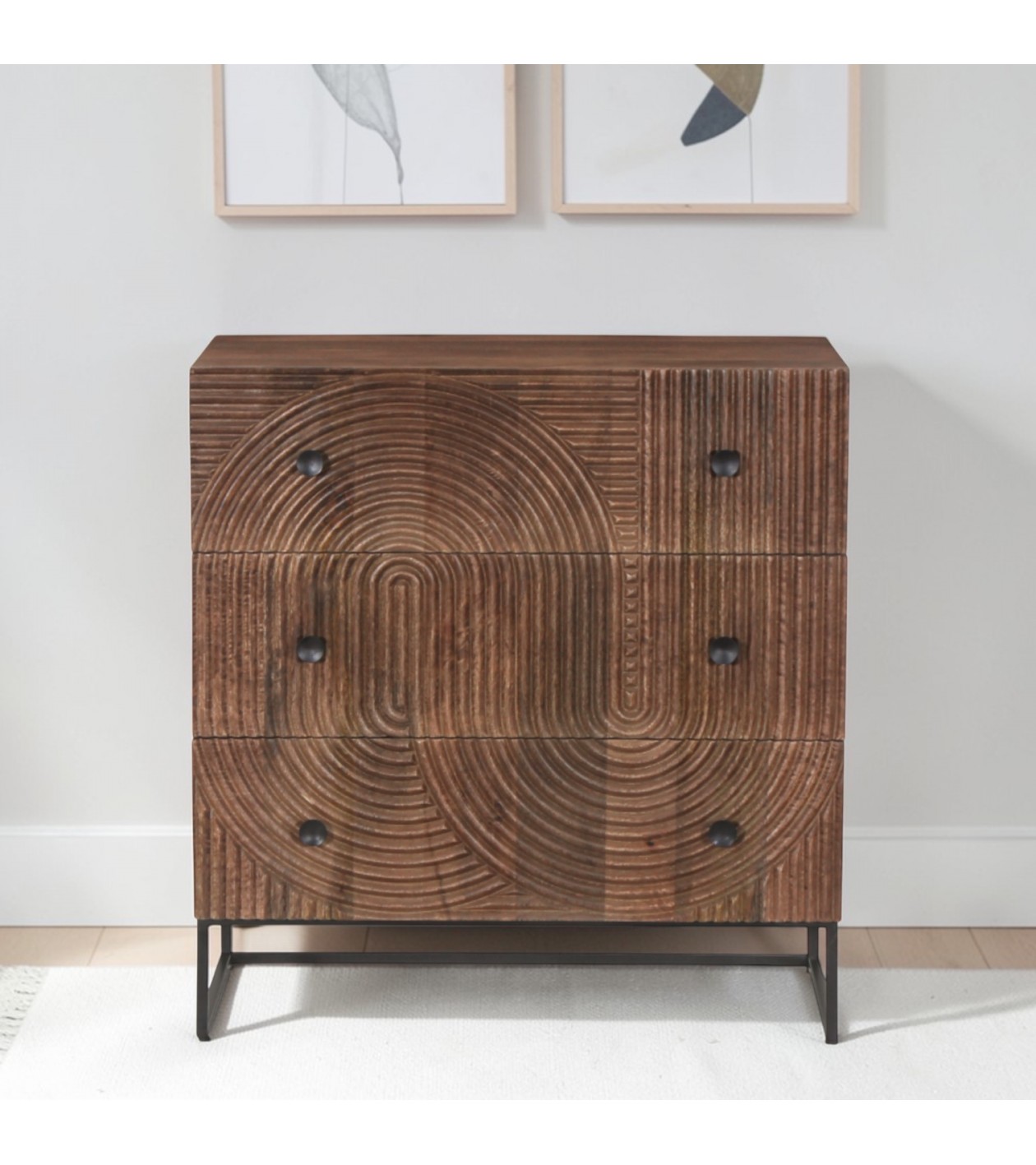 Commode bois massif Anaya dans un intérieur moderne et lumineux