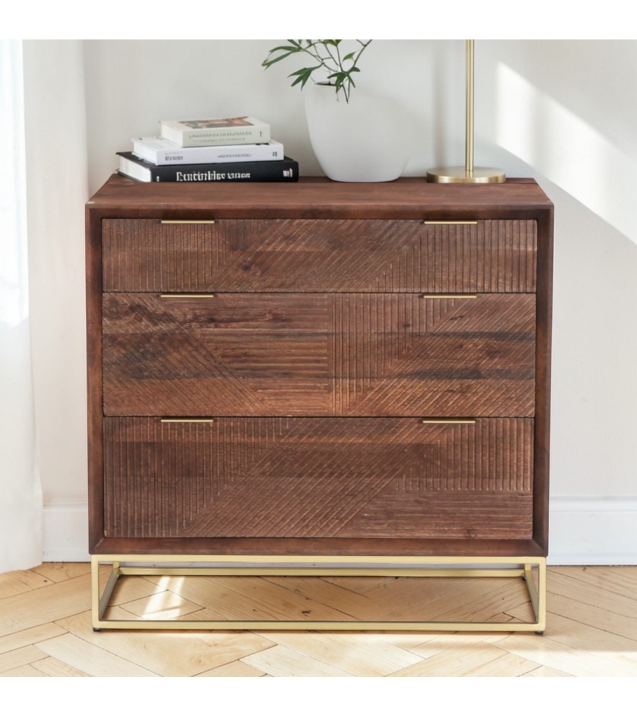 Commode en bois massif sculpté Yosana avec pieds métal doré