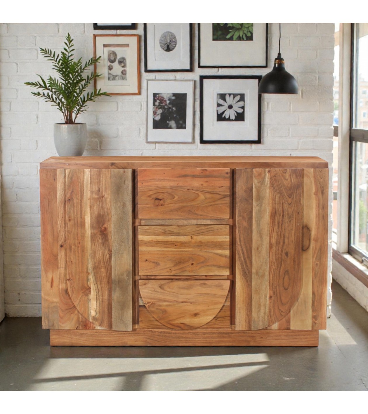 Commode bois massif Arya dans un salon moderne et lumineux