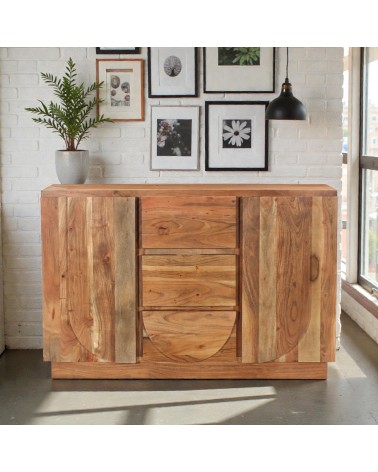 Commode bois massif Arya dans un salon moderne et lumineux