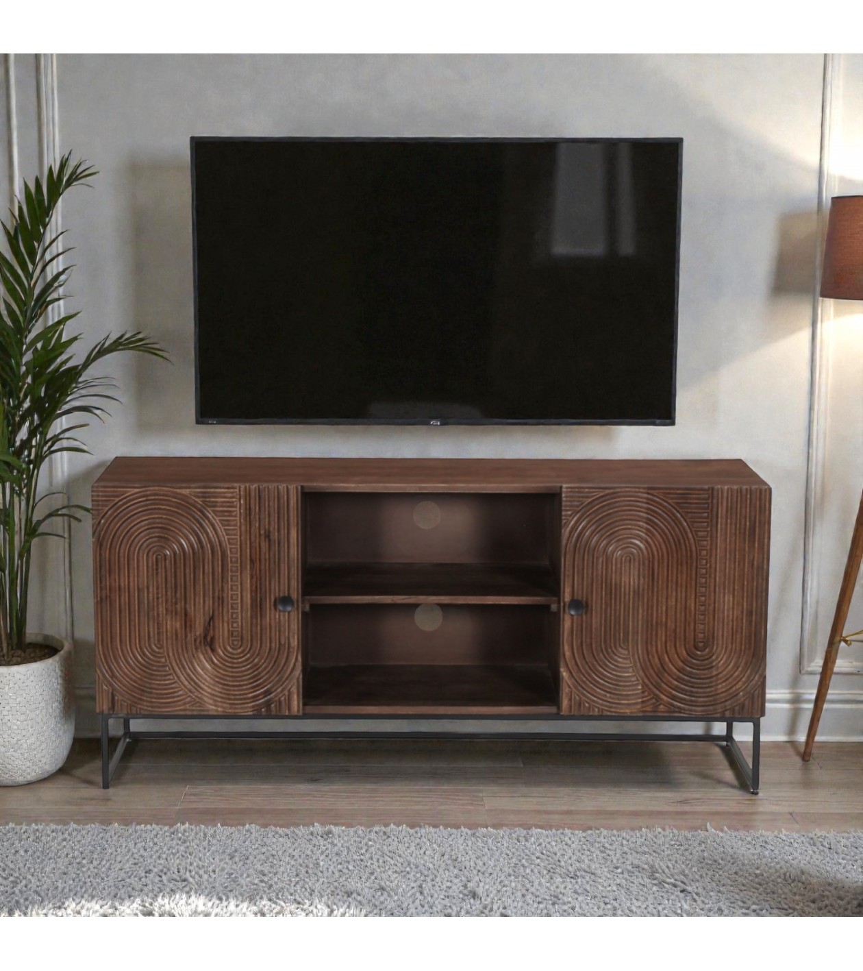 Meuble TV bois massif Anaya dans un salon moderne