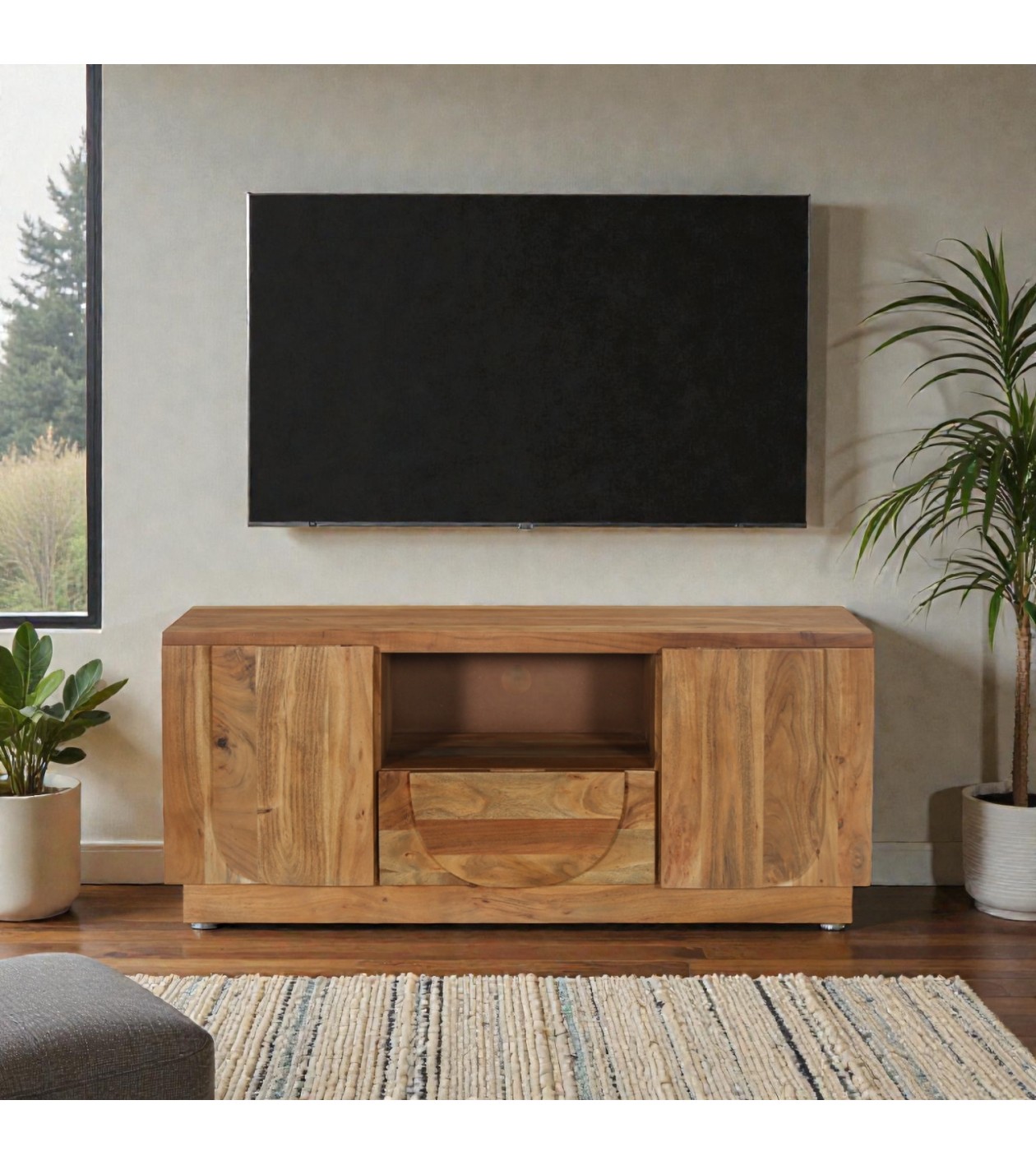 Meuble TV bois massif Arya dans un salon moderne avec télévision